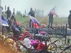 В Камышине в День ВДВ в квартале героев СВО на муниципальном кладбище прозвучали залпы оружейного салюта в память о погибших (ВИДЕО)