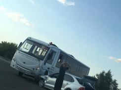На выезде из Камышина случилась авария с участием автобуса и иномарки