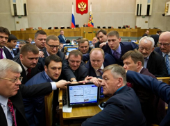 «Пусть зарплату тоже нейросеть получает»: депутаты Госдумы могли использовать ИИ для написания законопроекта