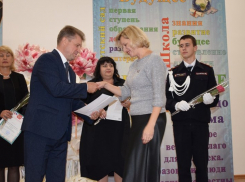 В Камышине Станислав Зинченко появился из отпуска и пошел к учителям с премиями главы по 25 тысяч и ключами от новой квартиры