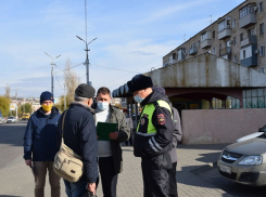 В Камышине патрули чиновников, усиленные полицейскими, выдвинулись на проверку соблюдения антиковидных мер в маршрутках