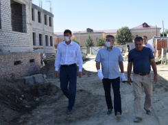 Заместители губернатора продолжают посещать стройплощадку детского сада в Камышине, как по графику