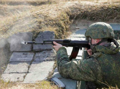 Новобранцы мотострелкового соединении ЮВО выполнили первые стрельбы из автомата «Калашникова» в Волгоградской области
