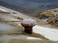 В Камышине на Волге у администрации Камышинского района подняли тело утонувшего рыбака