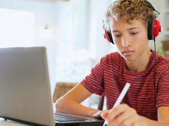 «Главный учитель» Камышина Юрий Бачурин говорил на камеру о готовности школ к учебному году, но начнется ли он 1 сентября, не намекнул