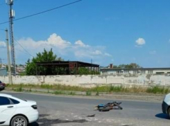 В Камышине на улице Титова сбили мотоциклиста, «скорая» увезла его в больницу