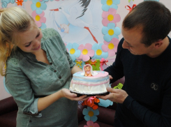 В Камышине будущим родителям дарят торт, в котором цвет начинки соответствует полу ребенка
