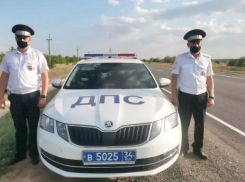 В Камышинском районе дорожные полицейские помогли семье путешественников, у автомобиля которых на трассе оторвалось колесо
