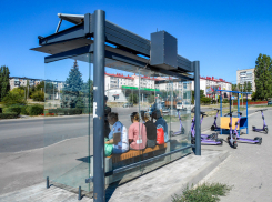 В Камышине на «умной» остановке появились две розетки для подзарядки мобильников