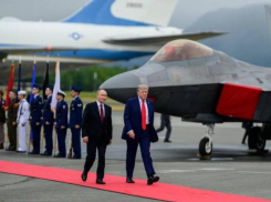 «На Аляске вершится история»: встреча Путина и Трампа началась с крепкого рукопожатия — президенты поехали на саммит в одной машине, - «Блокнот - Россия»