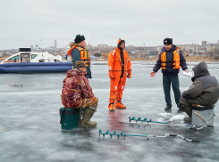 Спасатели провели «лекции» на льду для камышинских рыбаков