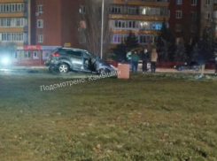 Камышин попал на новостные ленты волгоградских онлайн-СМИ  с историей про местного «гонщика», врезавшегося в памятник святого покровителя города Димитрия Солунского (ВИДЕО)