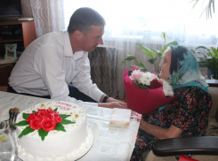 100-летнюю камышанку-фельдшера Павлину Суханову приехал поздравить с вековым юбилеем первый заместитель главы города Дмитрий Резвов