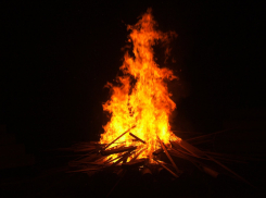 Стало холодно: житель Камышина развёл костёр в центре квартиры, подробности пожара