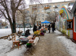 В Камышине в весеннюю распутицу стихийный рынок у «Победы» пытается «приподняться» с земли