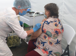 В прививочных центрах Камышина вакцинация от ковида стала собирать большие очереди