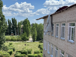 В Камышинском районе устраняются последствия урагана, сорвавшего крышу в школе города Петров Вал и наделавшего других неприятностей