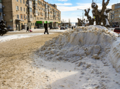 Сугробы на тротуарах в Камышине растут, как сопки - почему снег не вывозят из города? - камышанка