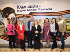 Глава Камышина Станислав Зинченко рассказал журналистам, что молодежь уезжает из города, а журналисты присели в реверансе