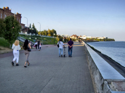 Камышане возмущены тем, что городские власти мирятся с обвалившейся облицовкой центральной набережной