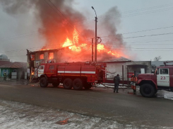В Урюпинске утром 10 февраля тушили пожар в магазинах и офисе спутникового телевидения