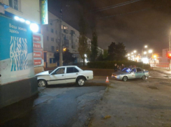В Камышине полиция ищет водителя, врезавшегося на «Опеле» в фасад дома и сбежавшего