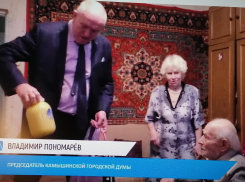 Спикер Камышинской городской думы Владимир Пономарев подарил столетнему ветерану войны Павлу Андрееву еще одну банку меда