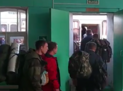 Администрация Камышина выложила ролики об отправке мобилизованных под марш и об обустройстве их на учебном полигоне (ВИДЕО)