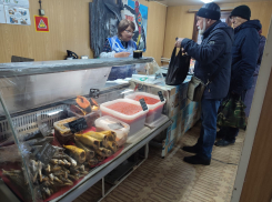 Взметнувшиеся цены на красную икру и красную рыбу не испугали камышинских пенсионеров - они с утра пришли за деликатесами