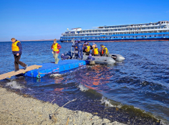 Какой «смелый» лайнер бросил якорь у природного парка в Камышинском районе, и как туристов отправляли на берег без стационарного причала
