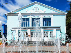 «Посменный график»: в Камышине фонтан у «Дружбы» запустили под музыку, а у ДК «Текстильщик» выключили