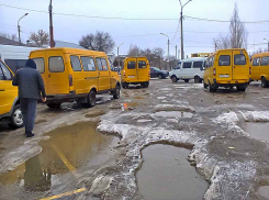 Камышинские перевозчики и пассажиры взывают к администрации Камышина с просьбой обратить внимание на постоянные наледи на остановке «Молодежная»