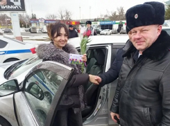 В Камышине офицеры ГАИ останавливали женщин за рулем, чтобы подарить им цветы