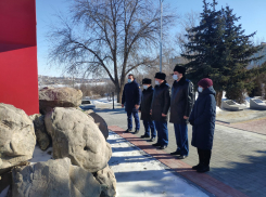 Камышинский городской прокурор Александр Киселев и его коллеги пришли поклониться памяти ушедших бойцов-камышан