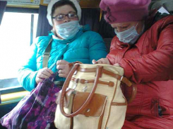 Высокопоставленные чиновники здравоохранения Волгоградской области не открывают тайну, сколько привитых жителей региона заболели коронавирусом и скончались от его осложнений