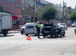 В Камышине полиции пришлось «разводить» на Пролетарской потоки транспорта «вручную»  из-за отлетевшего у машины колеса в самом оживленном месте