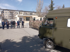 Две администрации объединились, чтобы в Камышине передать автомобиль со всем необходимым для зоны СВО