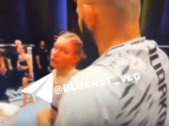 Почему известная волгоградка, боец UFC Виктория Дудакова дала оплеуху тренеру после проигранного в США боя  (ВИДЕО)