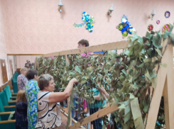 В поселке Госстанция Камышинского района жители  активно плетут маскировочные сети для линии соприкосновения