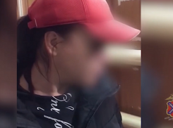 «Приличная дама» засунула в карман куртки сверток с наркотиком (ВИДЕО)