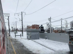 Поезда, следующие через Камышинский район, застряли в Котельниково из-за обледенения проводов