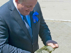 Андрей Бочаров увезет с собой на память праздничную маресьевскую листовку из тех, что камышане получили 20 мая с неба