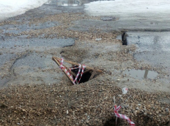 Камышане выложили в соцсетях снимки провалов на городских дорогах после таяния снега