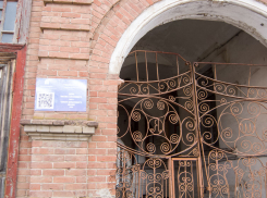 В Камышине совсем выцвели таблички на охраняемых зданиях, туристы на них ничего не увидят