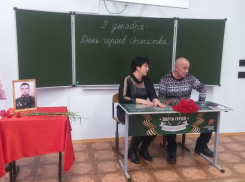 В Камышине в школе №4 открыли «Парту героя»