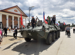 В городе Петров Вал Камышинского района 9 Мая мальчишки «осваивали» БТР