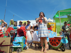 Депутат камышан в Госдуме, многодетная мать Анна Кувычко вручила телевизор победителям конкурса «Арбузные малыши»