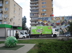 Продукты в камышинскую «Пятерочку» водители доставляют наперегонки: они буквально таранят друг друга! 