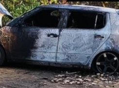 Сегодня утром во дворе в Камышине сгорел автомобиль