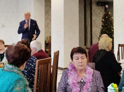 Спикер Камышинской городской думы Владимир Пономарев поднял бокал и сфотографировался с ветеранами-текстильщиками